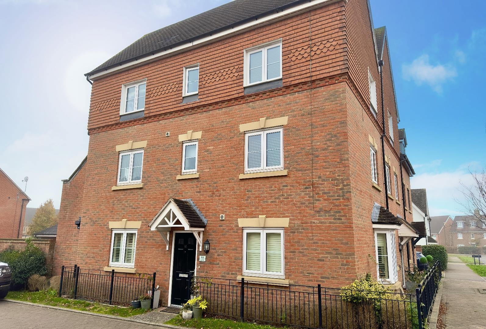 4 Bed, 2 Bath Property For Sale in Ottley Way, Broadbridge Heath, RH12 3GU